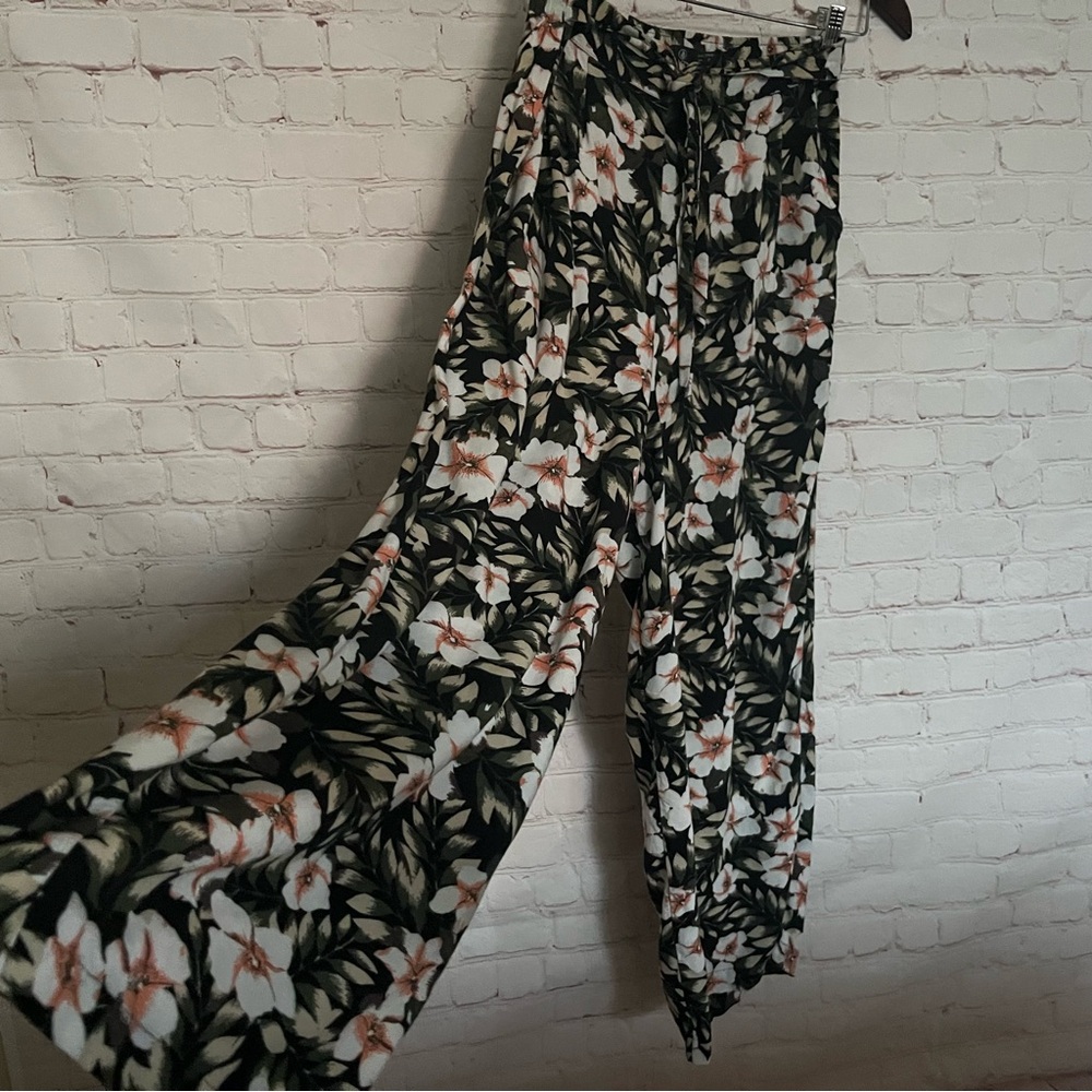 Floral Palazzo pants. Size S volcolm